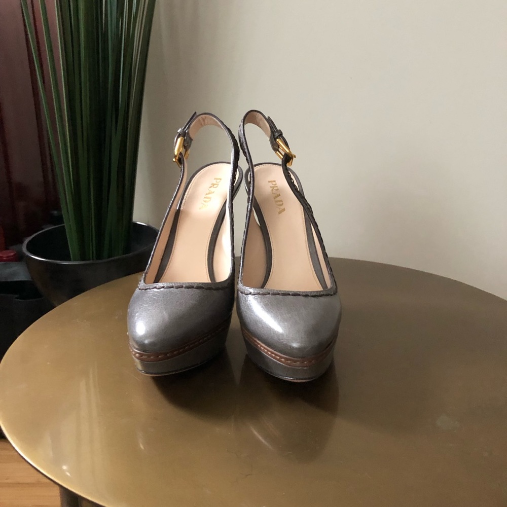 Prada Gray slingback pump with tan piping